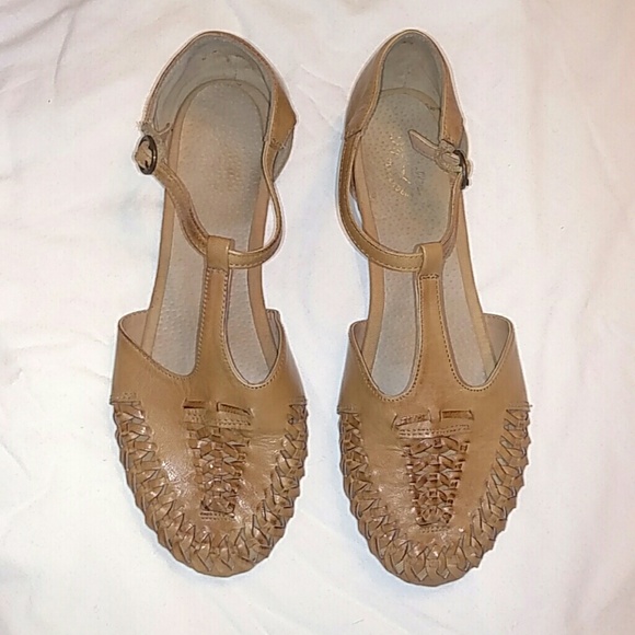 leather t strap sandals